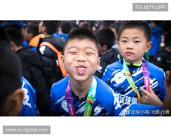 明星小鸡首次挑战足球赛场萌态十足引发网友热议