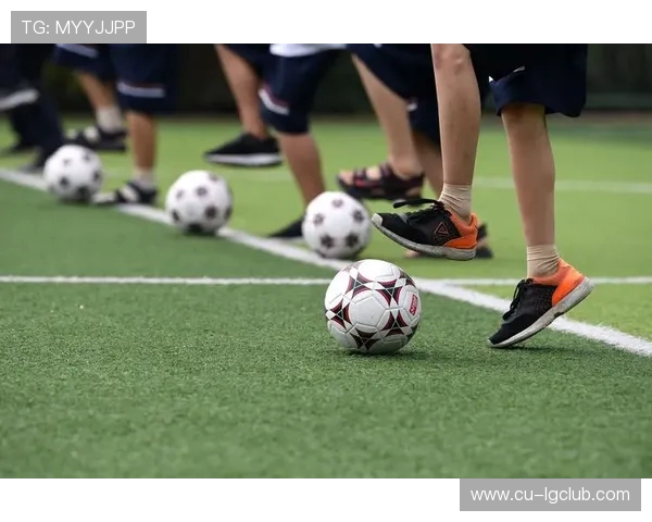 凸显足球员强健腿部的多场景实用时尚穿搭全方位指南精选策略方案